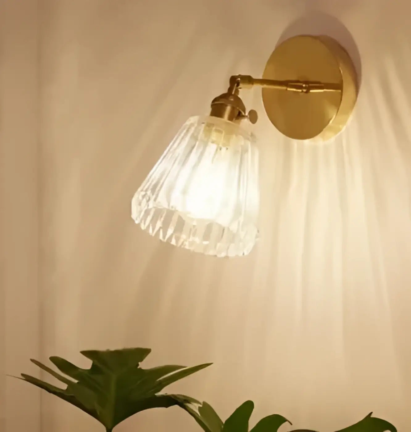 Applique murale LED dorée abat-jour en verre strié — vue 1