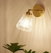 Applique murale LED dorée abat-jour en verre strié — vue 1
