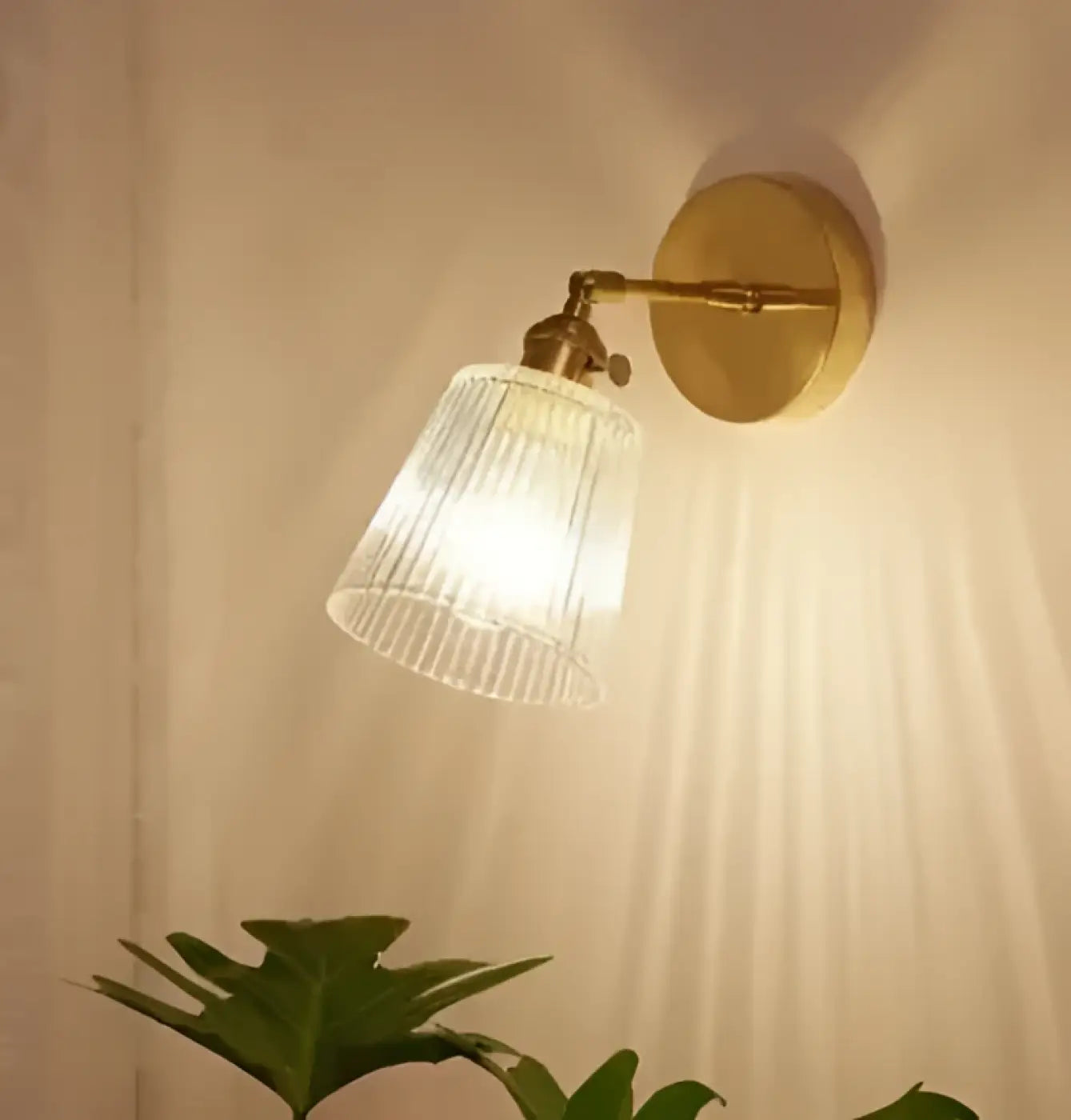 Applique murale LED dorée abat-jour en verre strié — vue 4