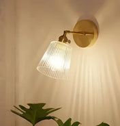 Applique murale LED dorée abat-jour en verre strié — vue 4