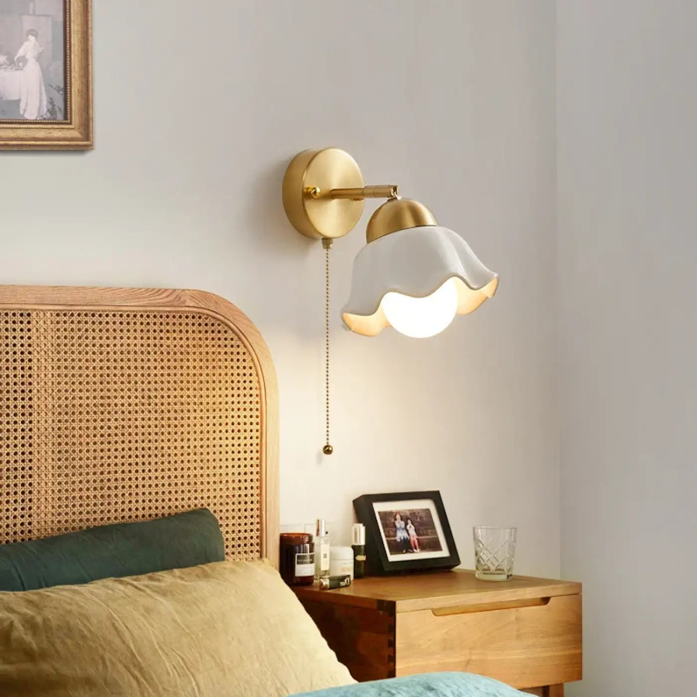 Applique murale LED dorée abat-jour fleur céramique — vue 1