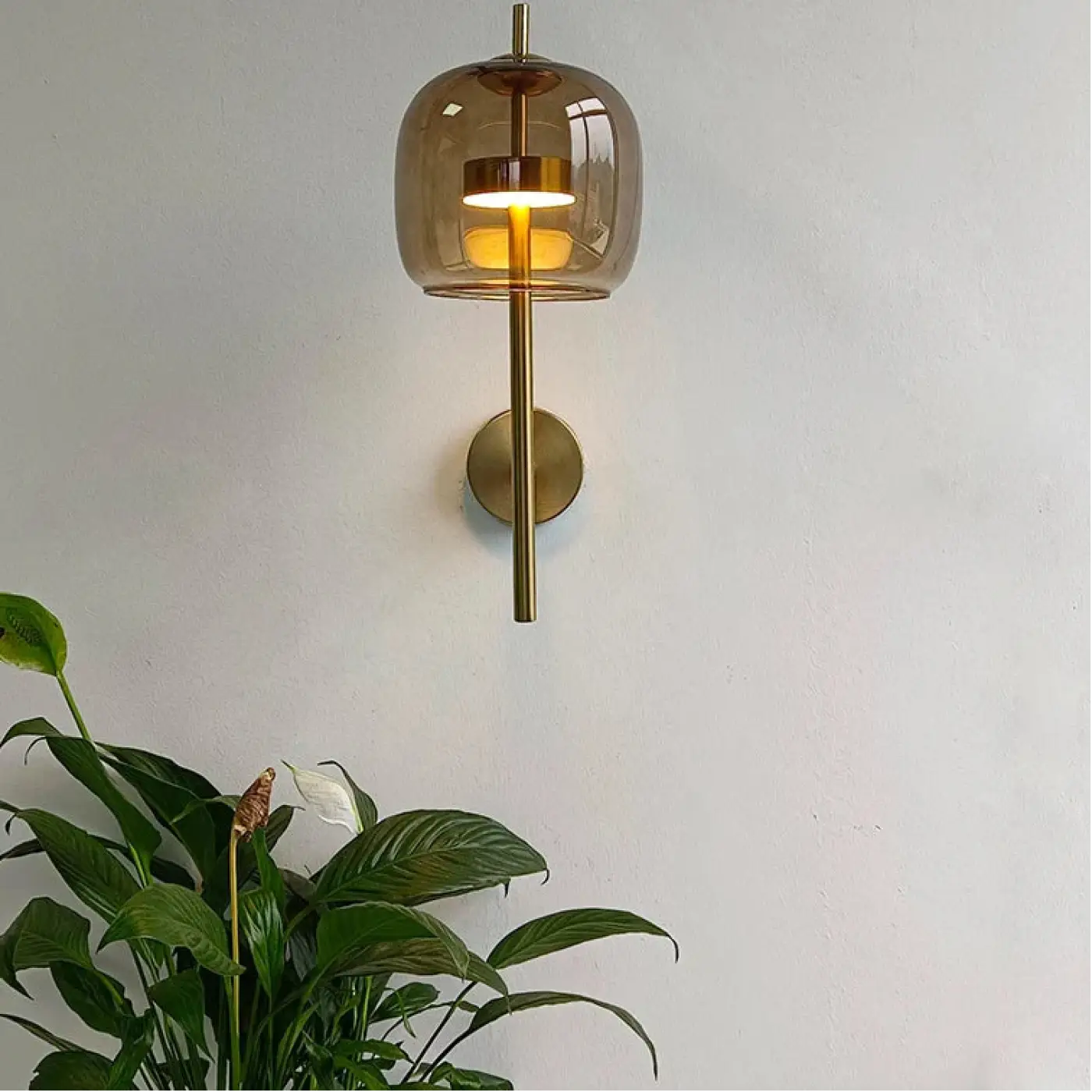 Applique murale LED dorée bras métal et abat-jour en verre — vue 3