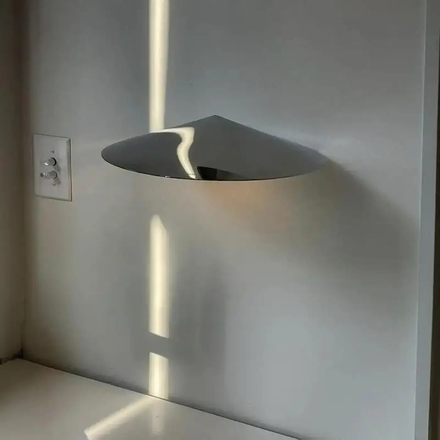 Applique murale LED dorée en aluminium et acrylique — vue 2
