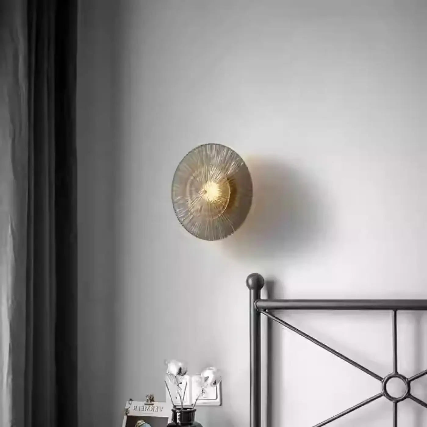 Applique murale LED dorée en verre style soleil — vue 2