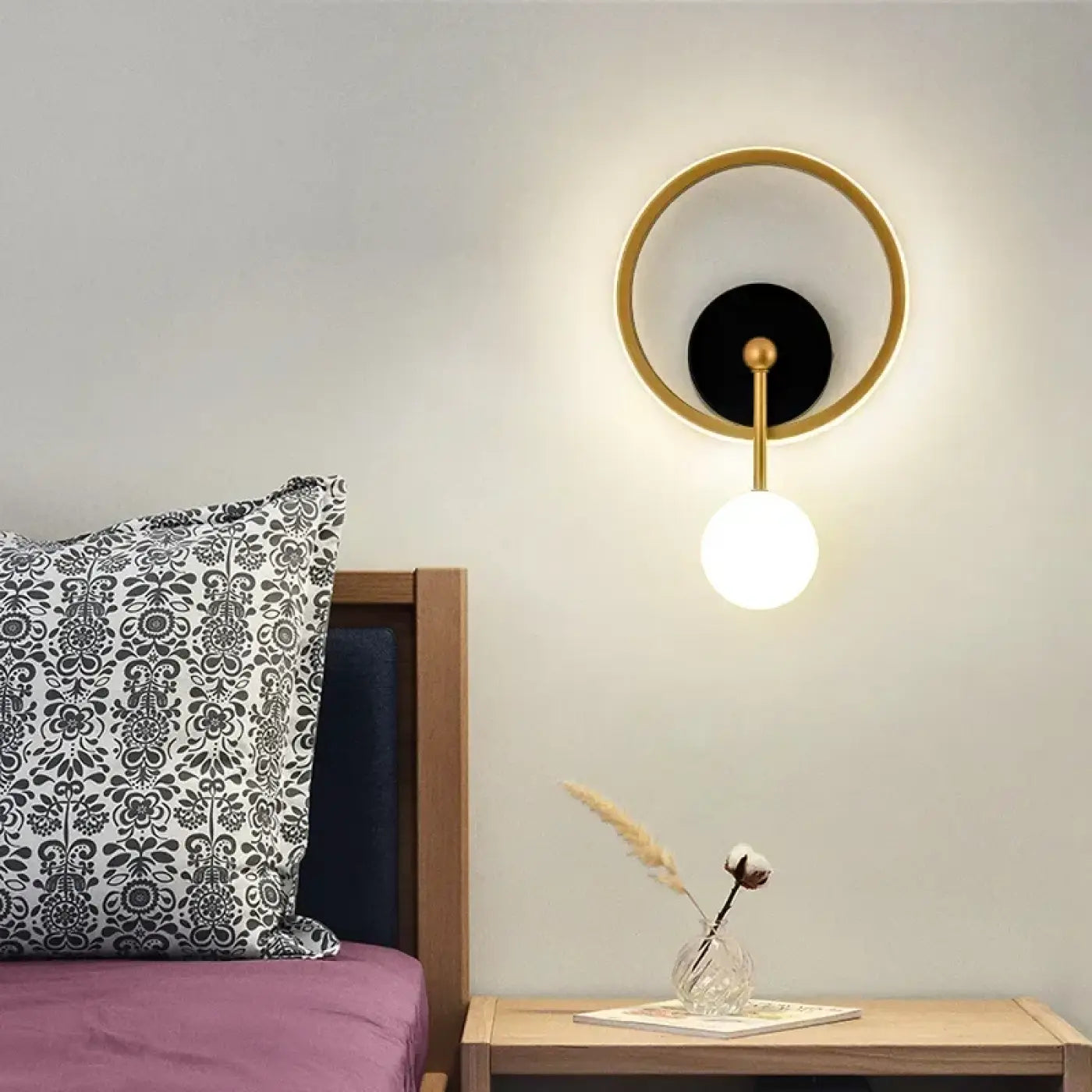 Applique murale LED dorée et noire à globe et halo — vue 3