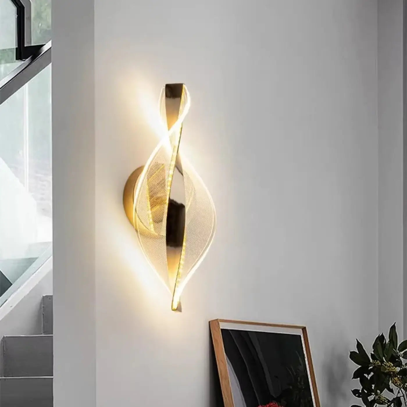 Applique murale LED dorée sculpturale en métal et acrylique — vue 1