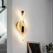 Applique murale LED dorée sculpturale en métal et acrylique — vue 1