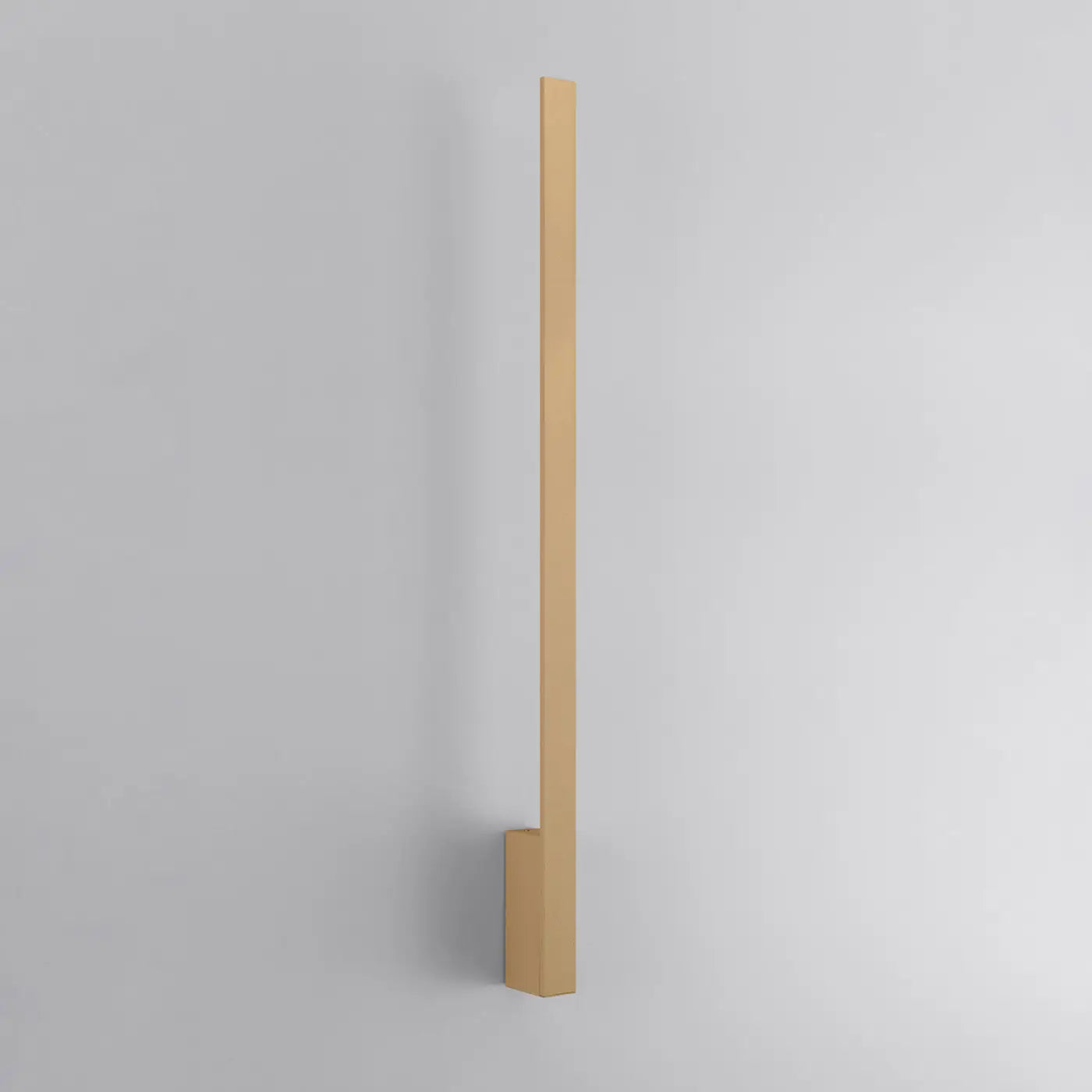 Applique murale LED dorée verticale minimaliste — vue 4