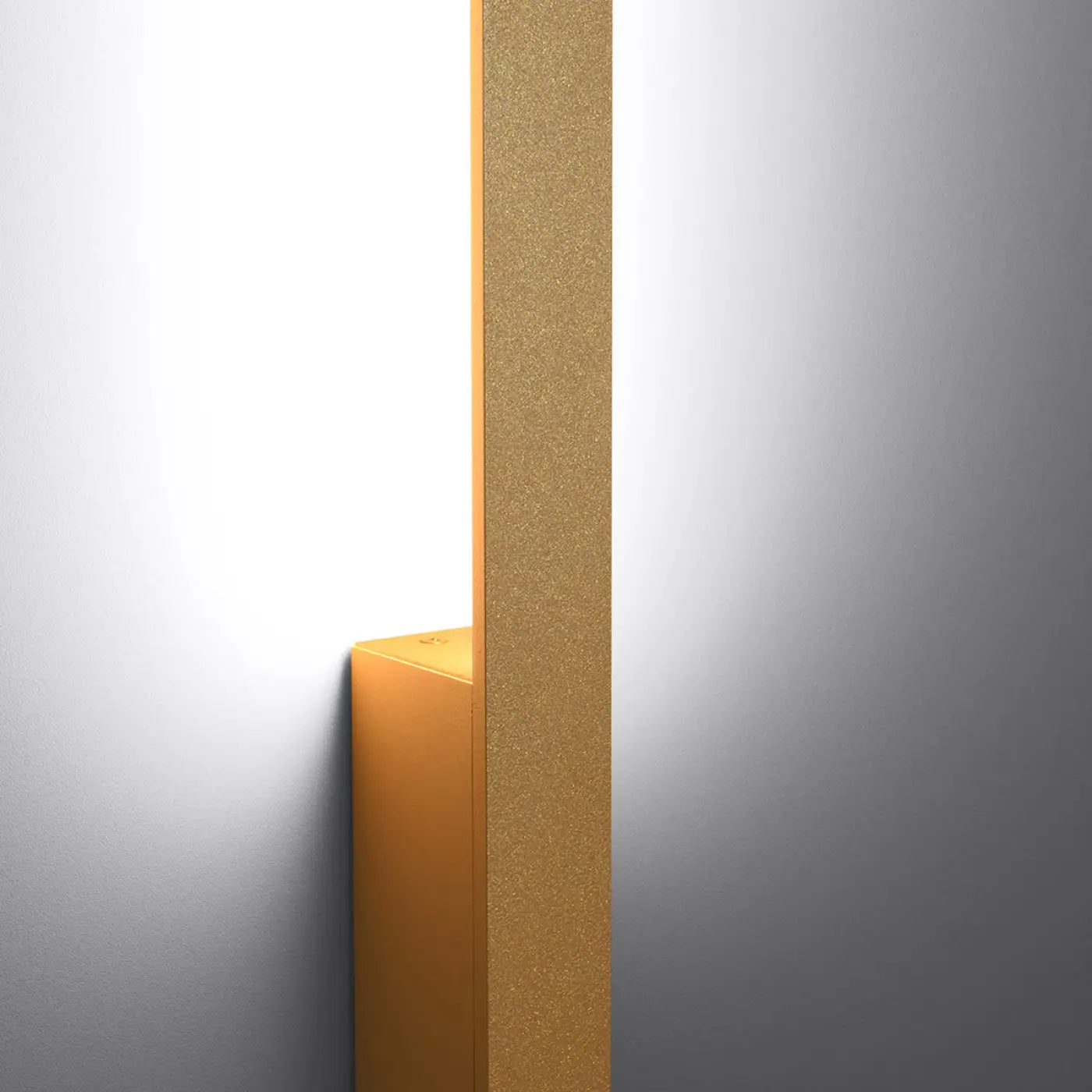 Applique murale LED dorée verticale minimaliste — vue 6