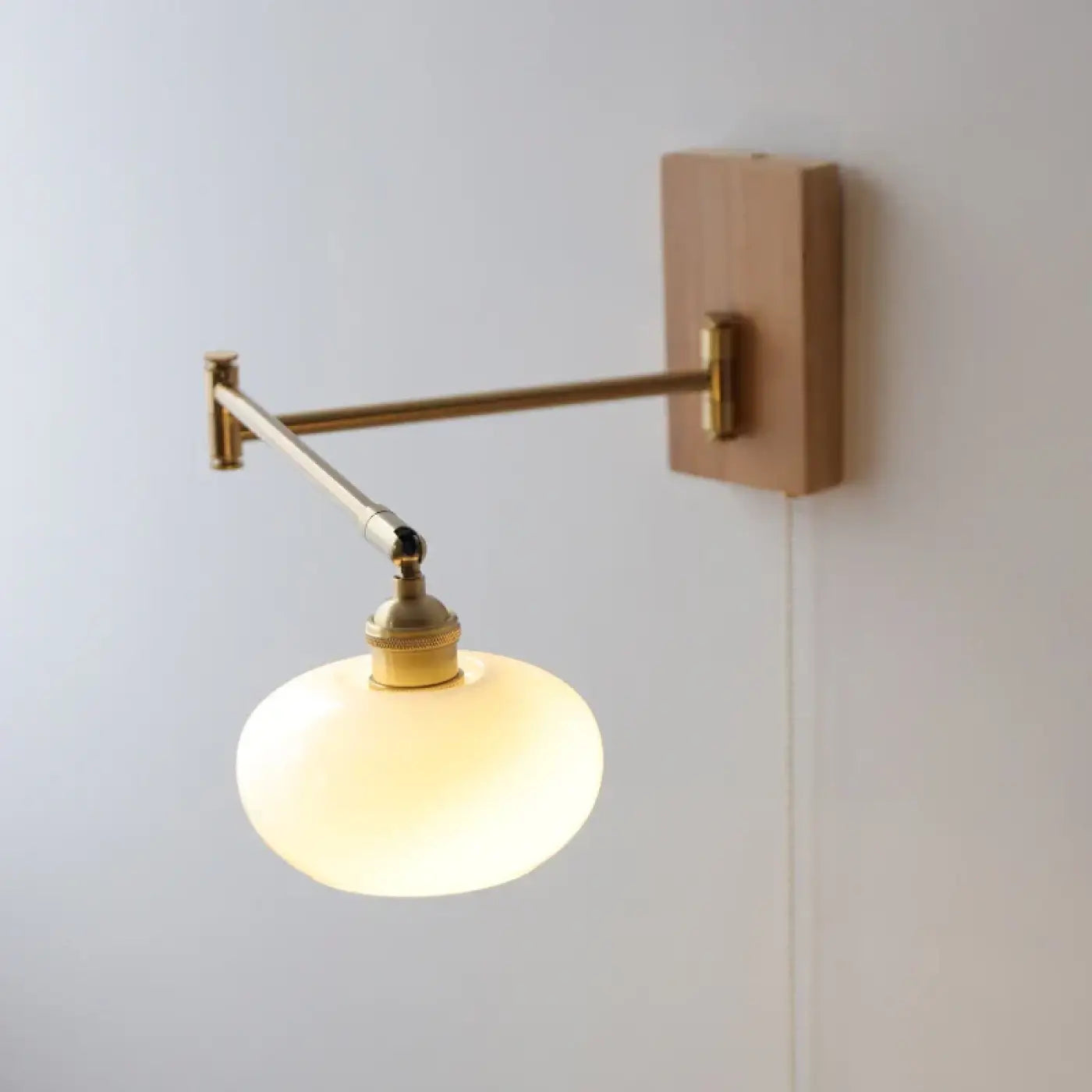 Applique murale LED en céramique et laiton doré blanc cassé — vue 2