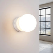 Applique murale LED globe en verre blanc design moderne — vue 1