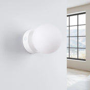 Applique murale LED globe en verre blanc design moderne — vue 2
