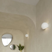 Applique murale LED globe en verre et céramique blanche — vue 6