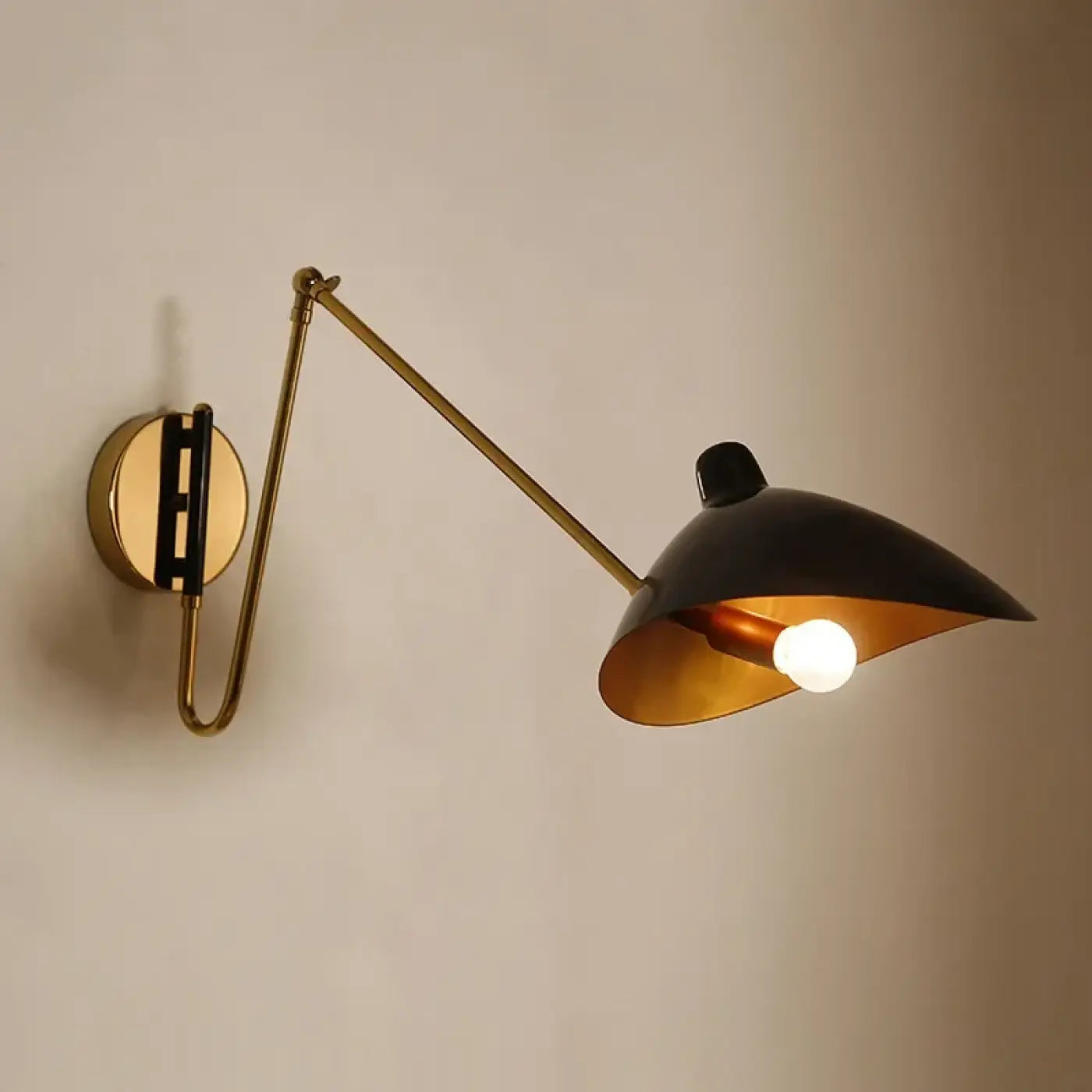 Applique murale LED industrielle en métal noir et doré — vue 1