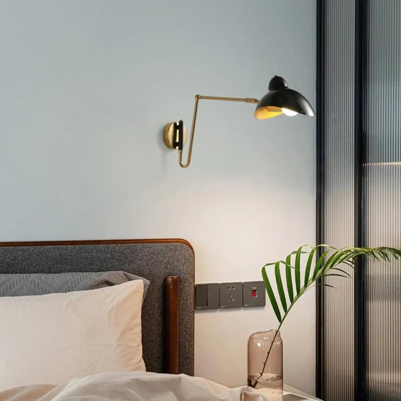 Applique murale LED industrielle en métal noir et doré — vue 4