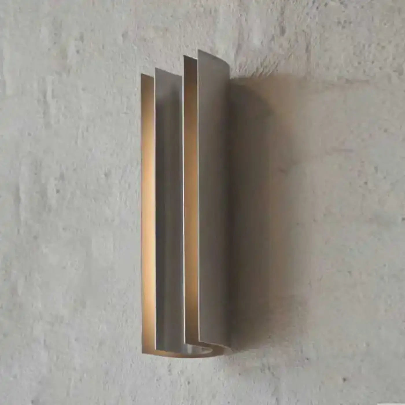 Applique murale LED linéaire argentée ou noire design — vue 1