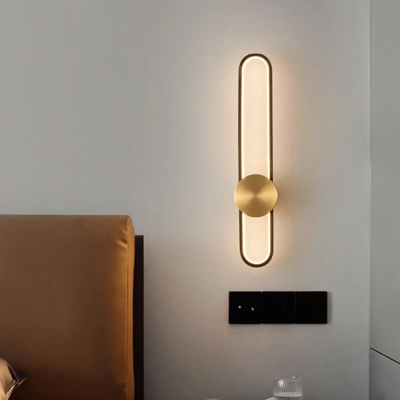 Applique murale LED linéaire dorée et noire scandinave — vue 1
