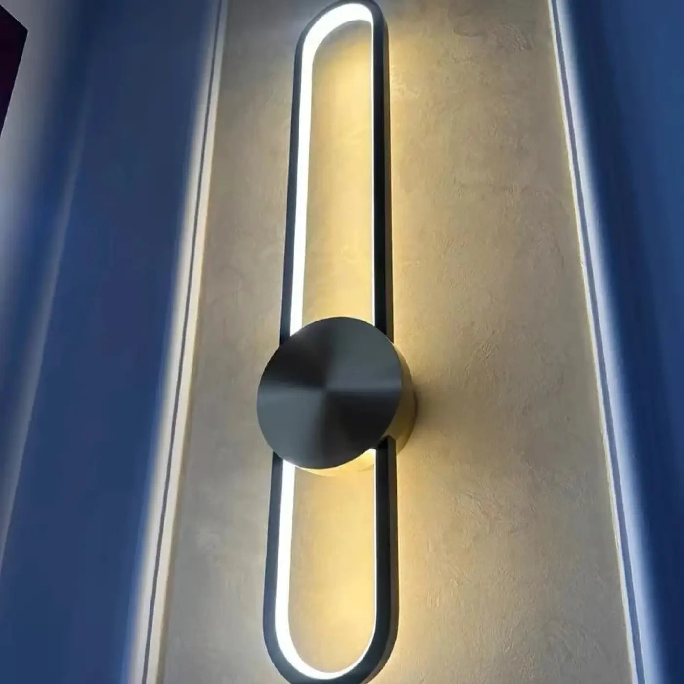 Applique murale LED linéaire dorée et noire scandinave — vue 6
