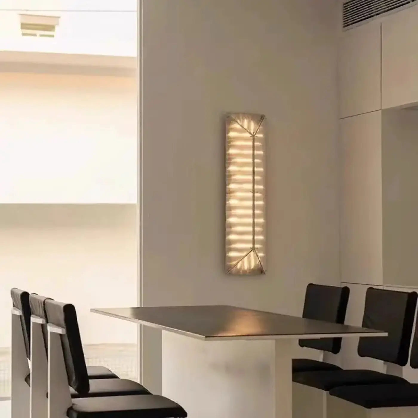 Applique murale LED longiligne en métal doré et verre — vue 1