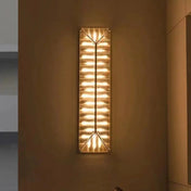 Applique murale LED longiligne en métal doré et verre — vue 11