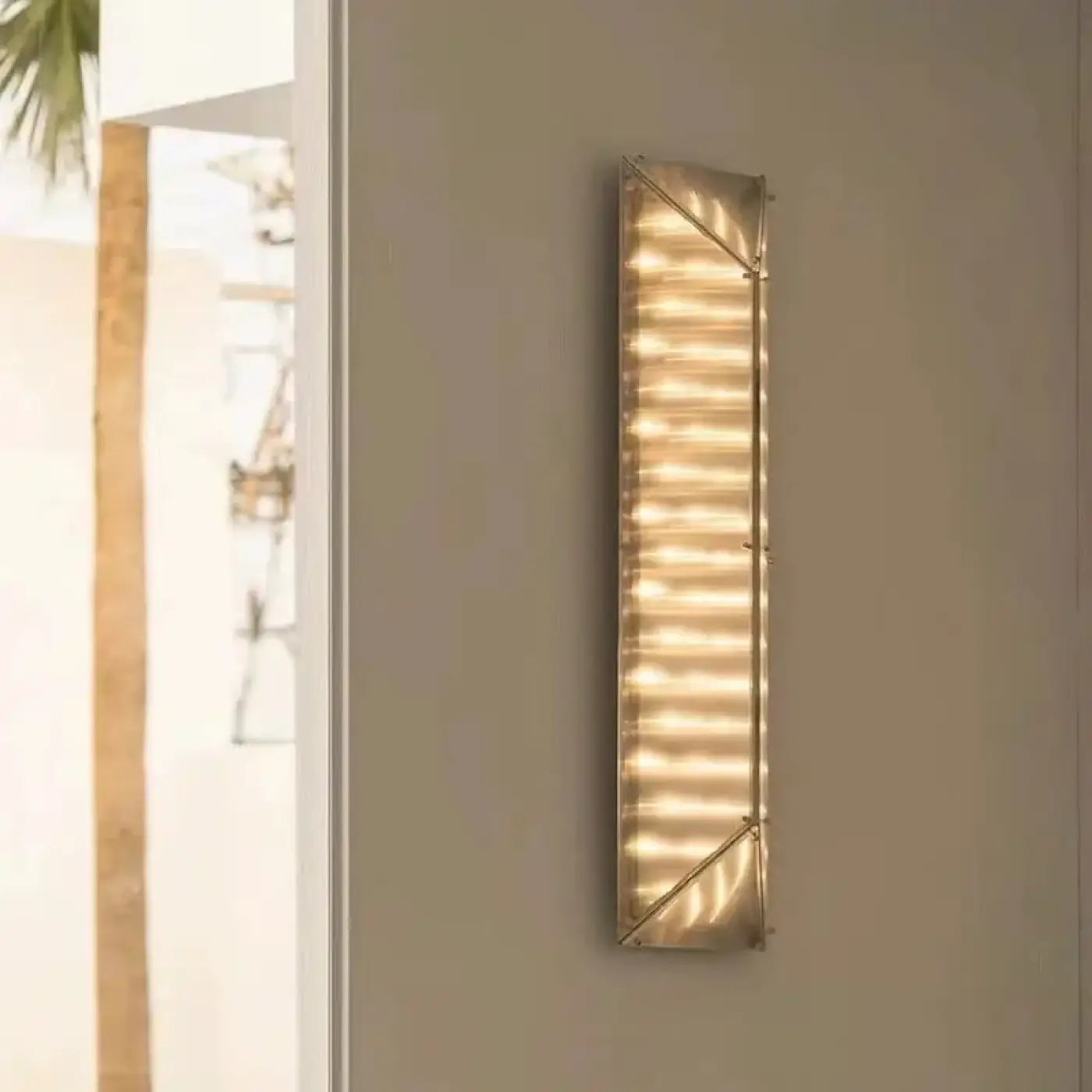 Applique murale LED longiligne en métal doré et verre — vue 2