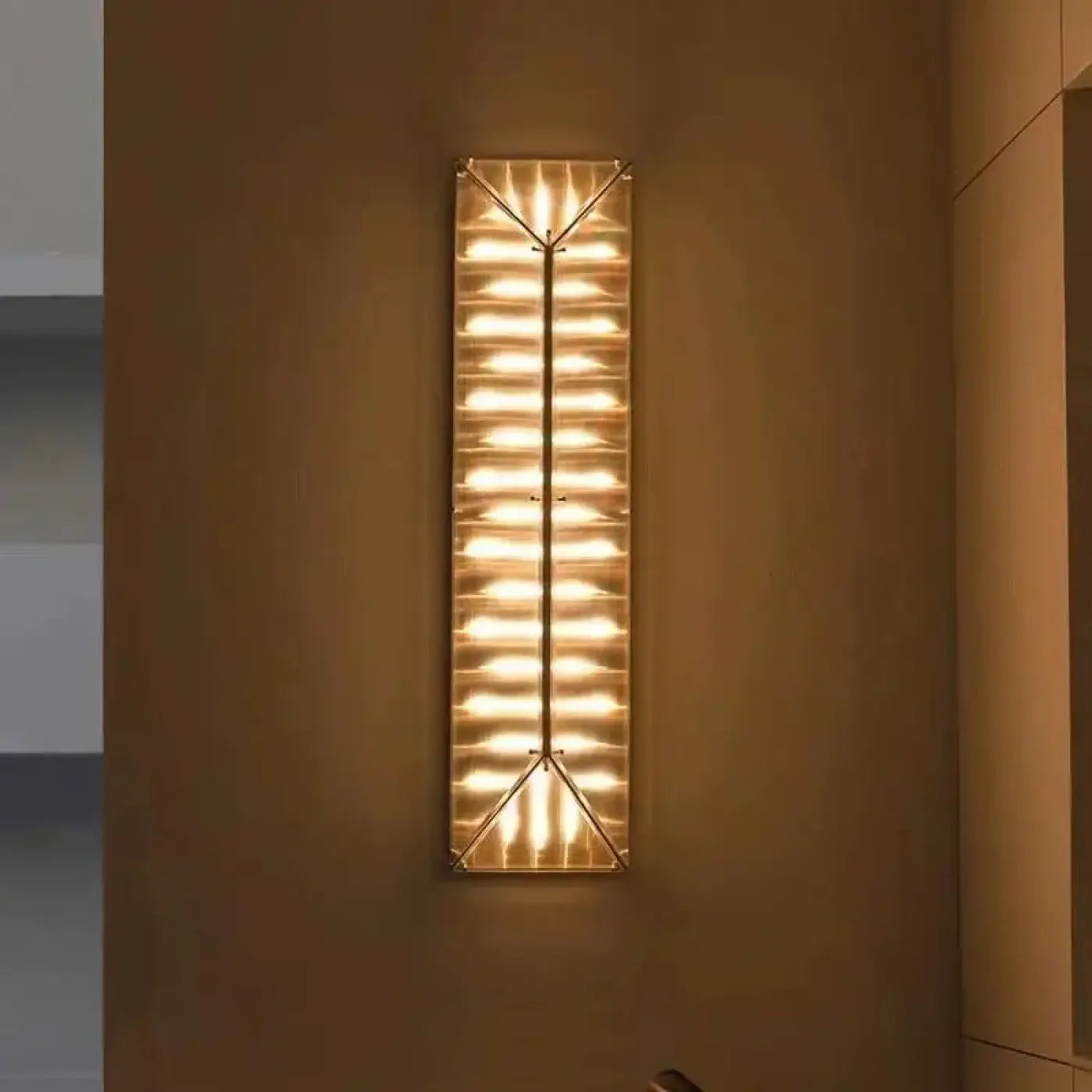 Applique murale LED longiligne en métal doré et verre — vue 6