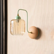 Applique murale LED minimaliste en verre et support bois — vue 2