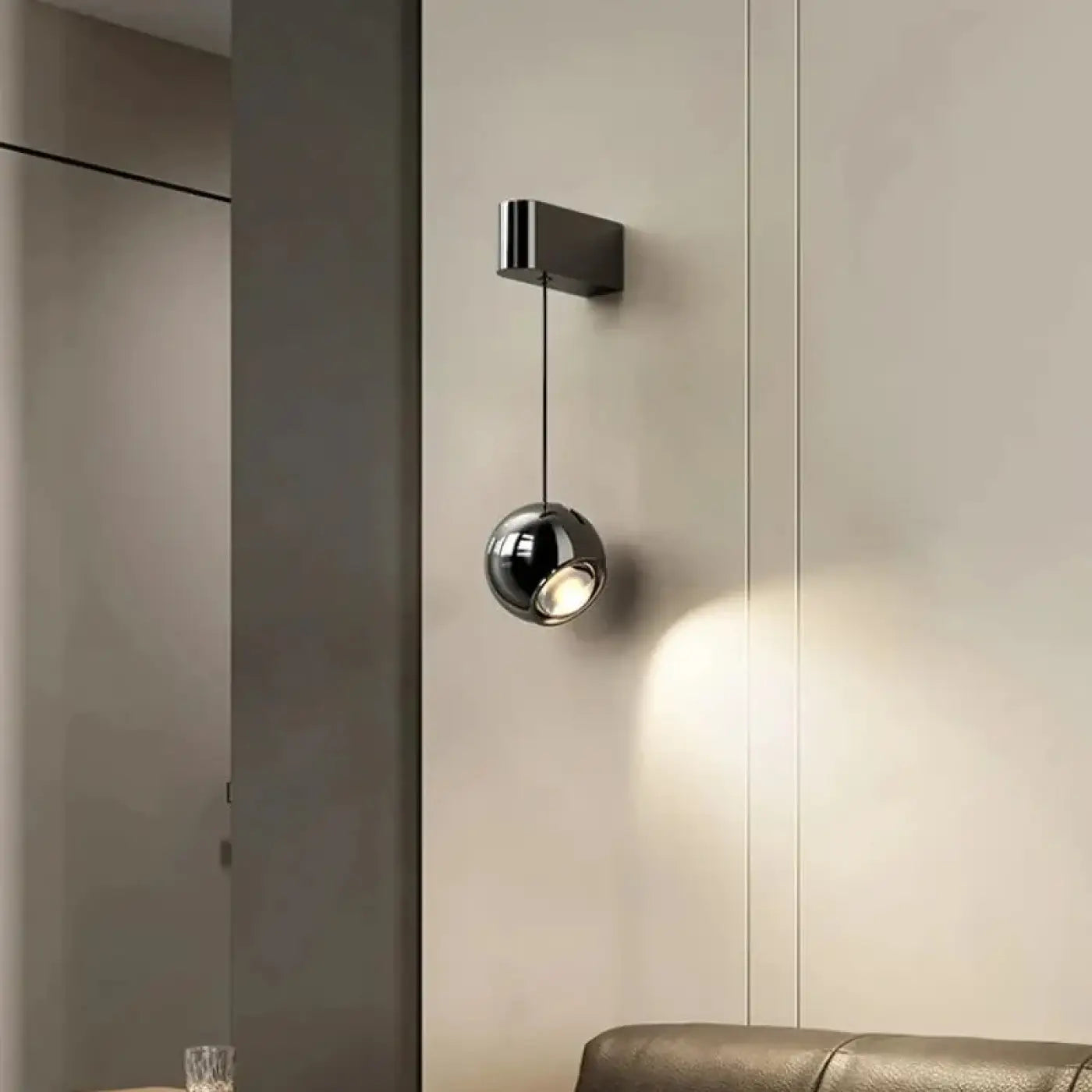 Applique murale LED noire et argent à sphère suspendue — vue 1