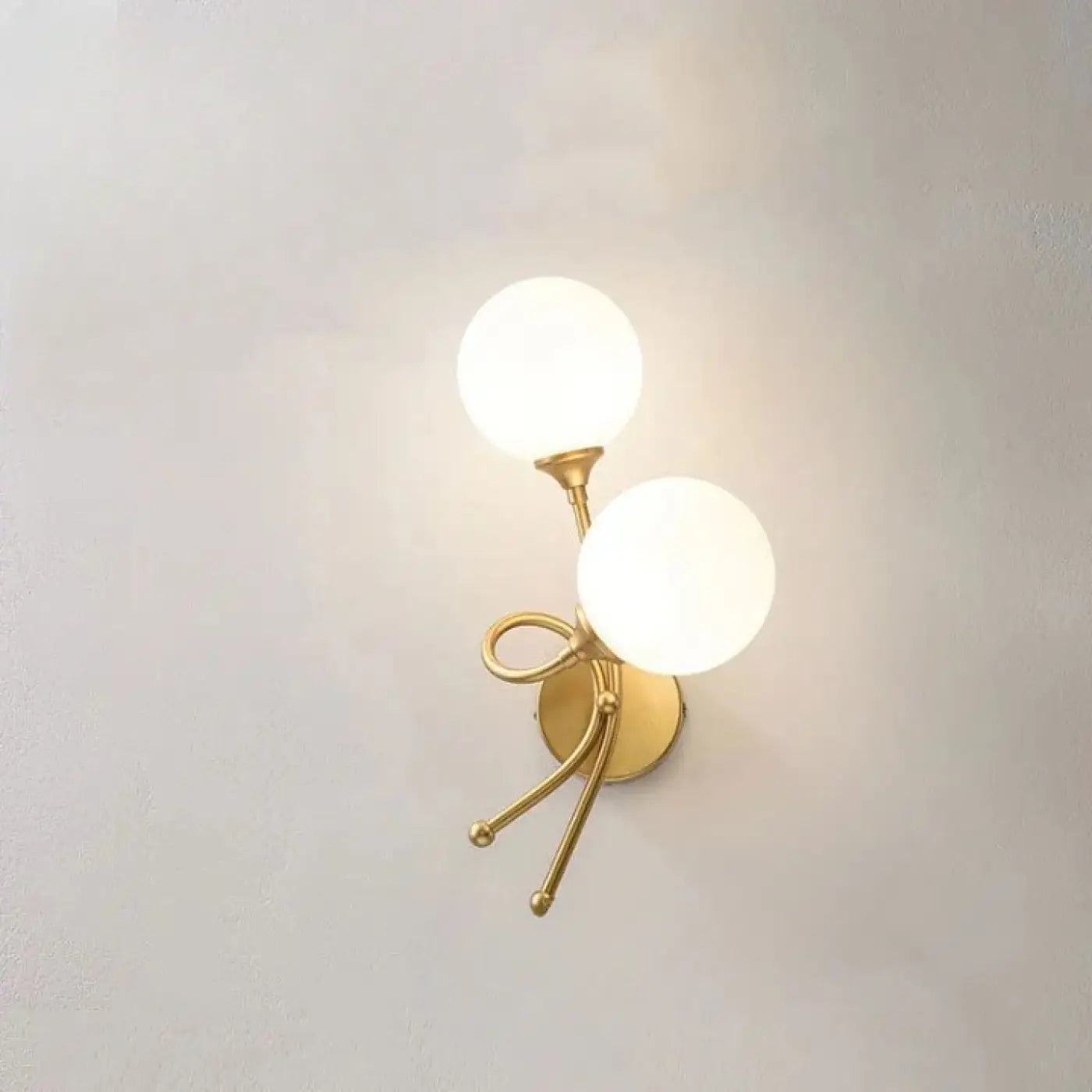 Applique murale LED noire et dorée art déco à deux feux — vue 1