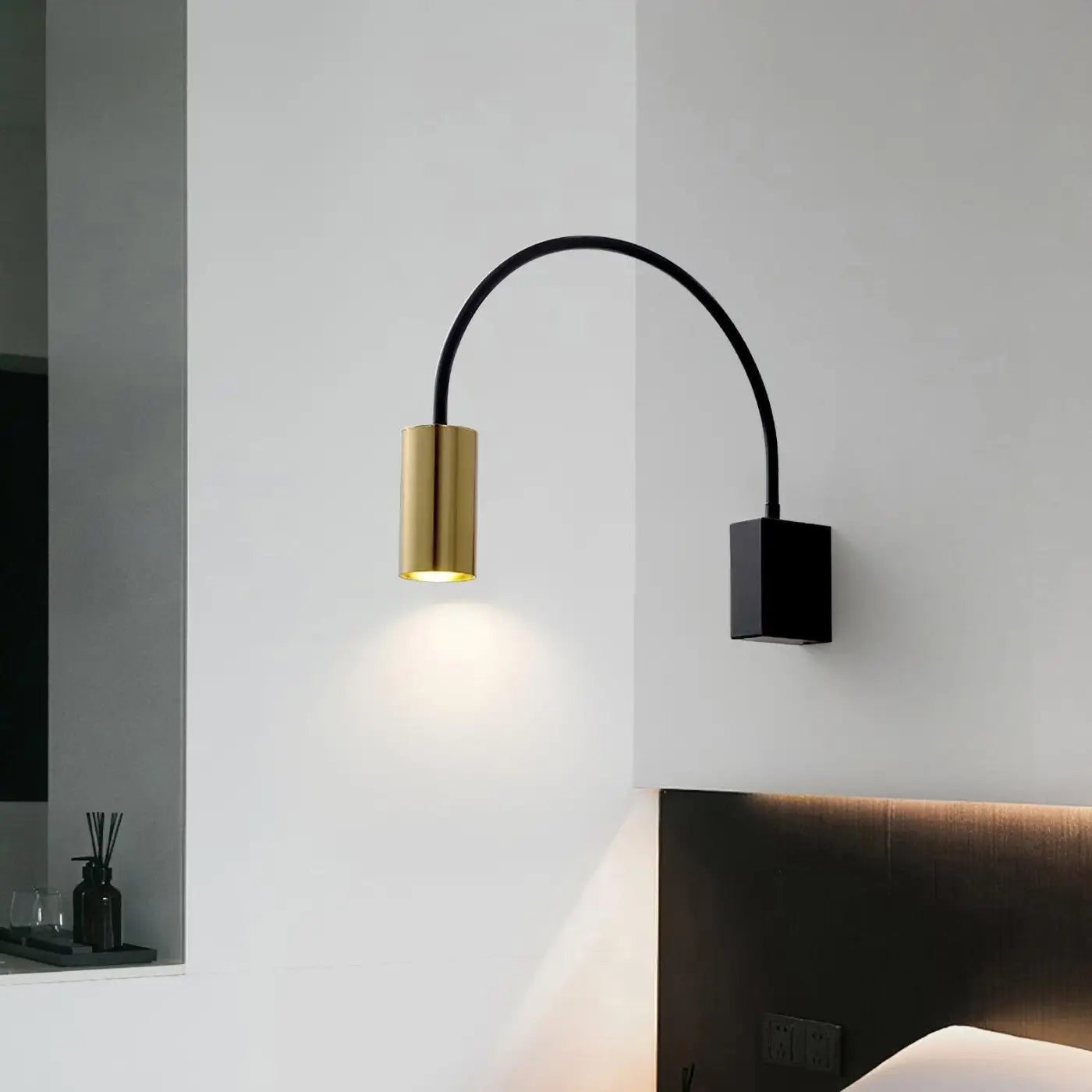 Applique murale LED noire et dorée en aluminium ajustable — vue 1