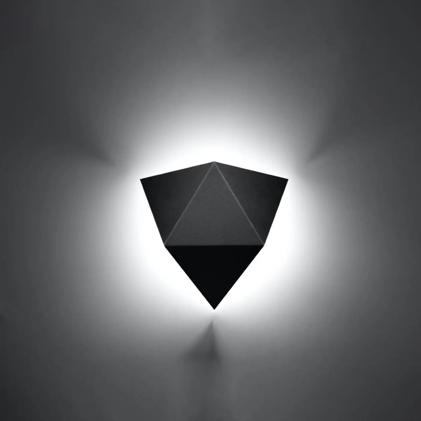 Applique murale LED noire géométrique facettée en acier — vue 1
