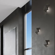 Applique murale LED noire géométrique facettée en acier — vue 4
