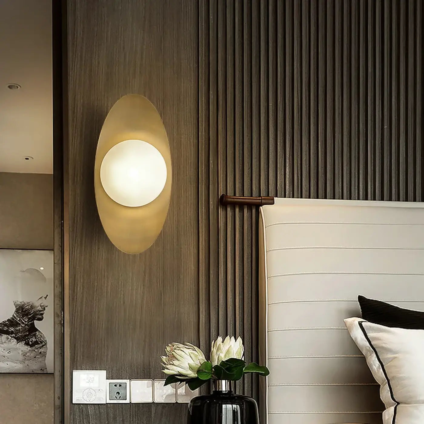 Applique murale LED ovale dorée en aluminium design — vue 1
