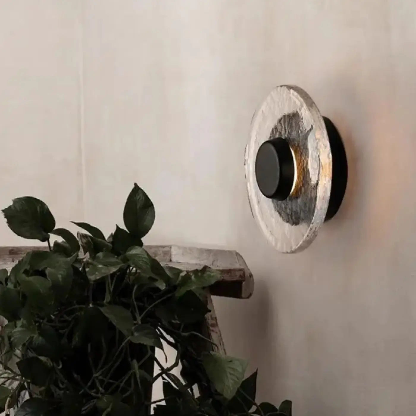 Applique murale LED ronde en verre texturé noir mat — vue 2