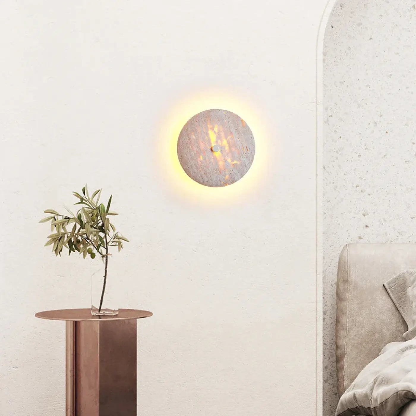 Applique murale LED ronde minérale en pierre beige et métal — vue 3