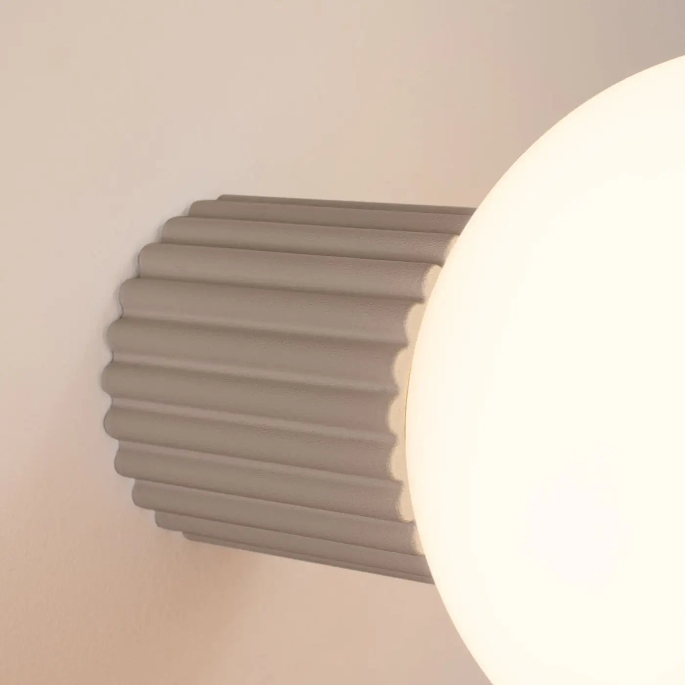 Applique murale LED taupe globe opalin acrylique — vue 6