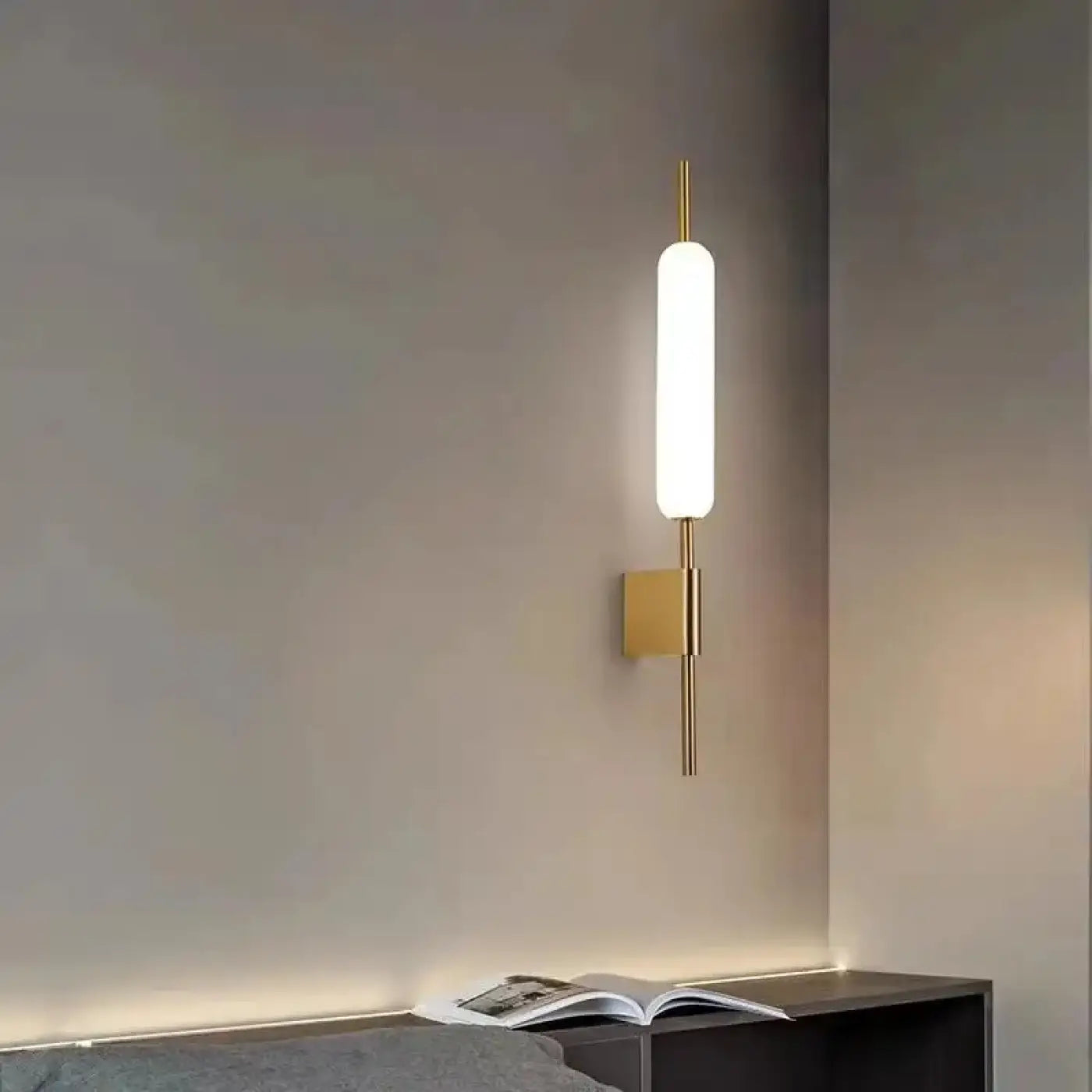 Applique murale LED verticale dorée en verre — vue 1
