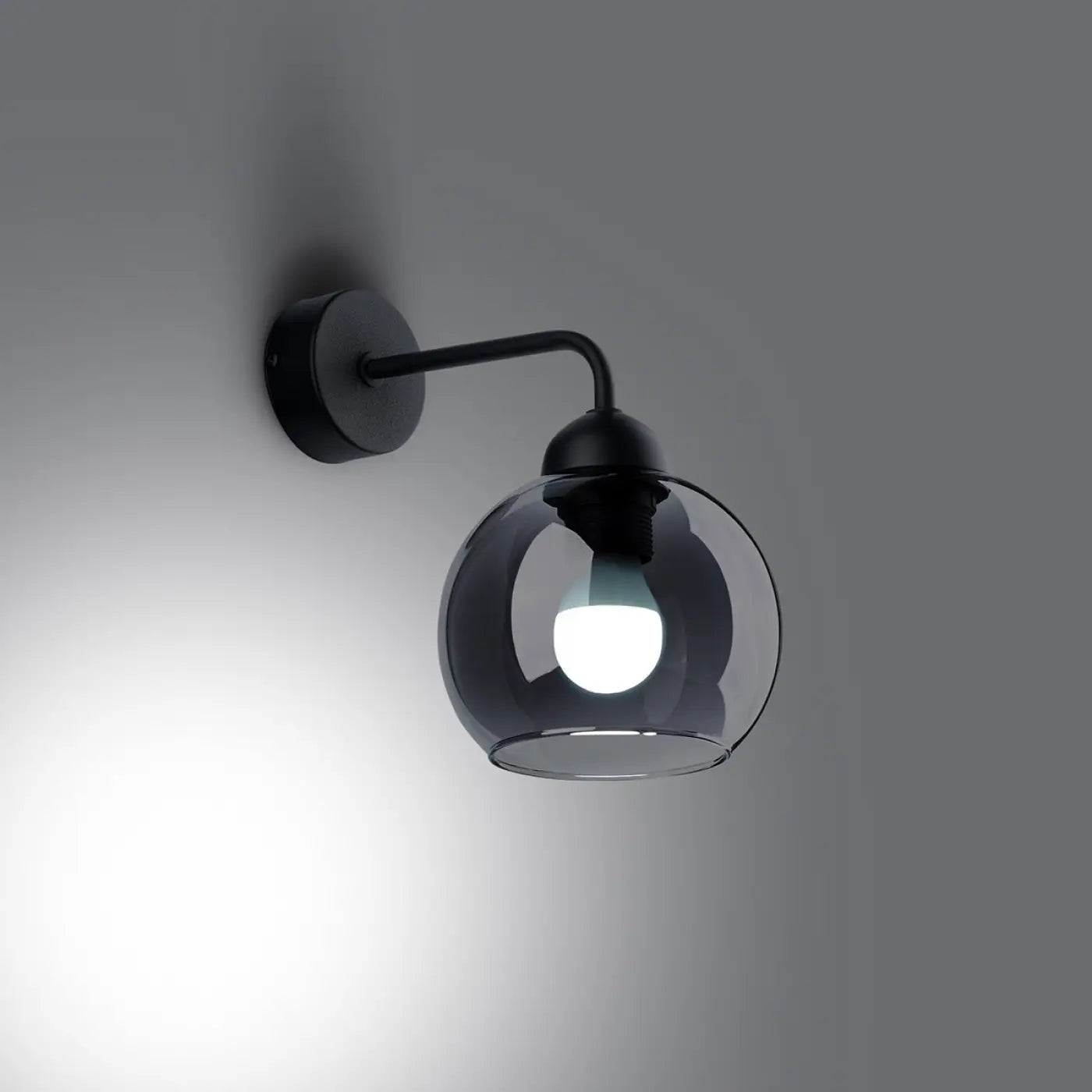 Applique murale noire en acier avec abat-jour en verre — vue 1