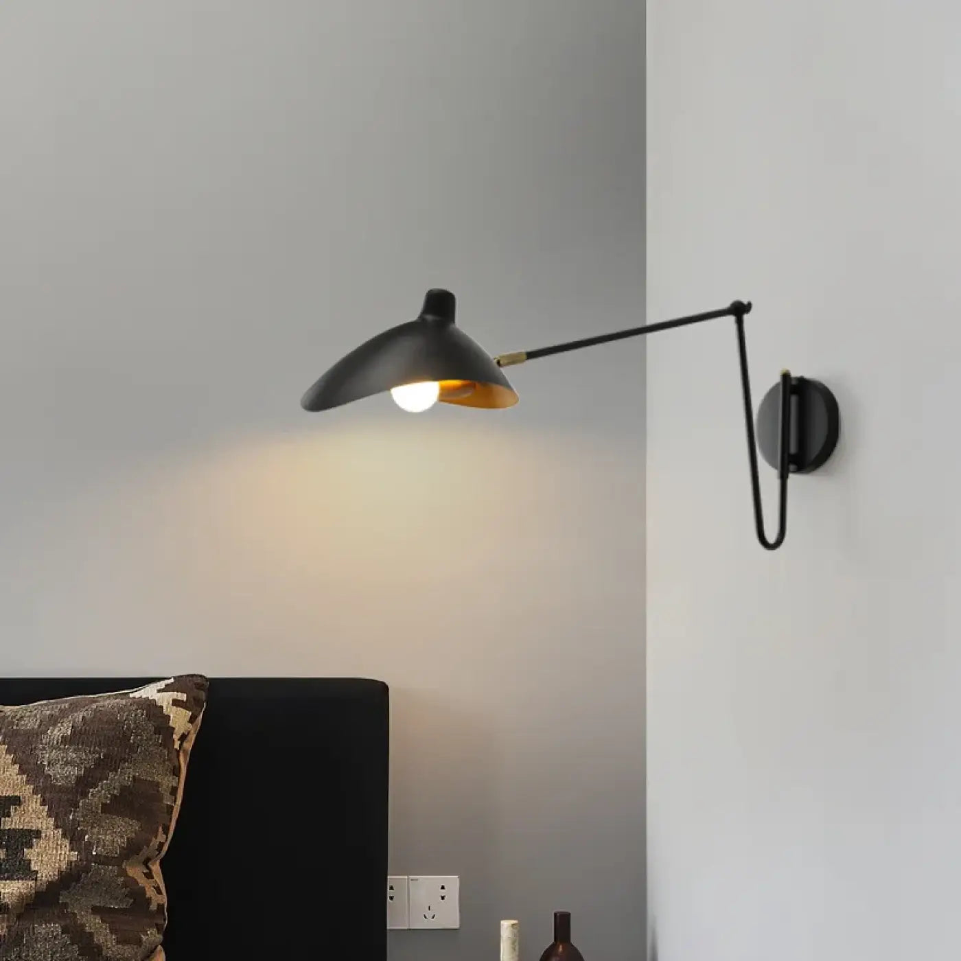 Applique murale noire et dorée scandinave — vue 1