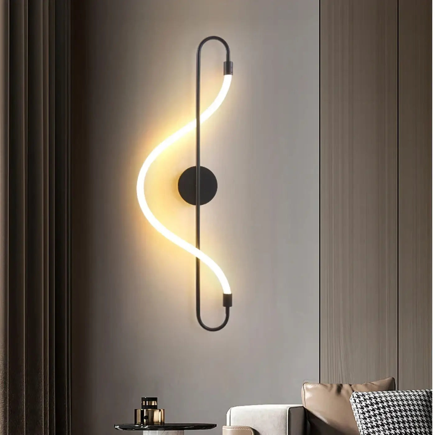Applique murale noire et dorée tube LED vertical — vue 2
