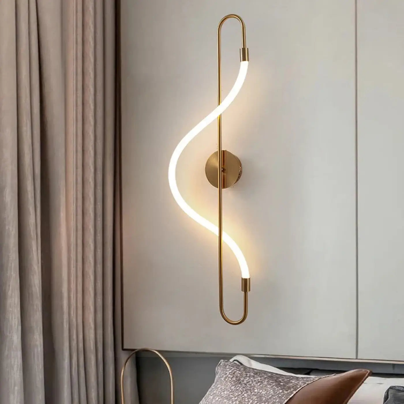 Applique murale noire et dorée tube LED vertical — vue 6