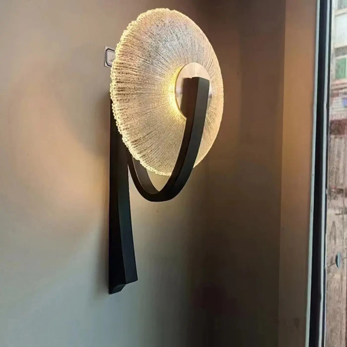 Applique murale rétro en aluminium noir et verre doré — vue 1
