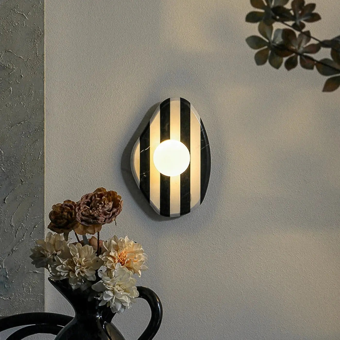Applique murale ronde en marbre rayé noir art déco — vue 1