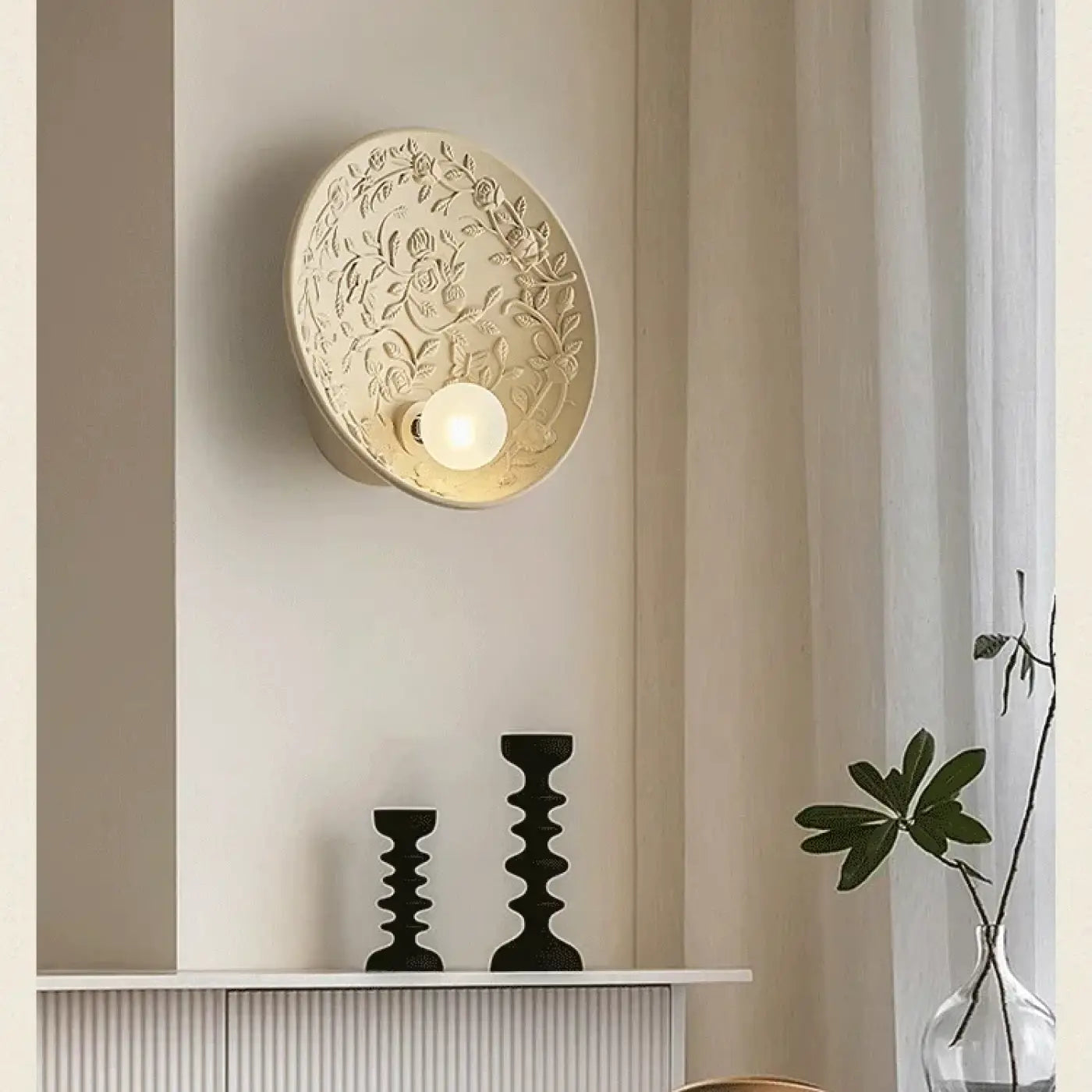 Applique murale ronde en verre et résine beige et blanc — vue 3