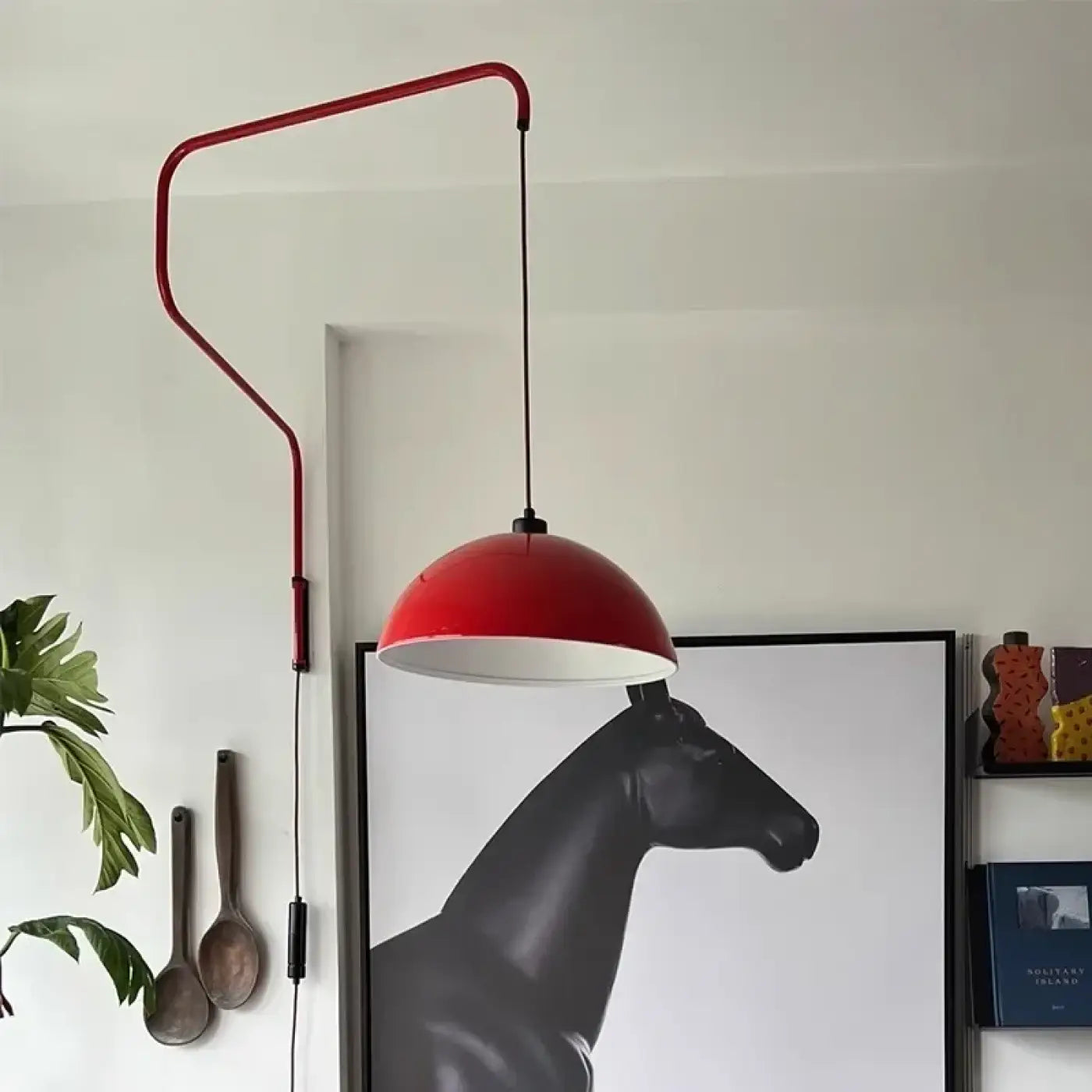 Applique murale rouge à abat-jour acrylique suspendu — vue 2