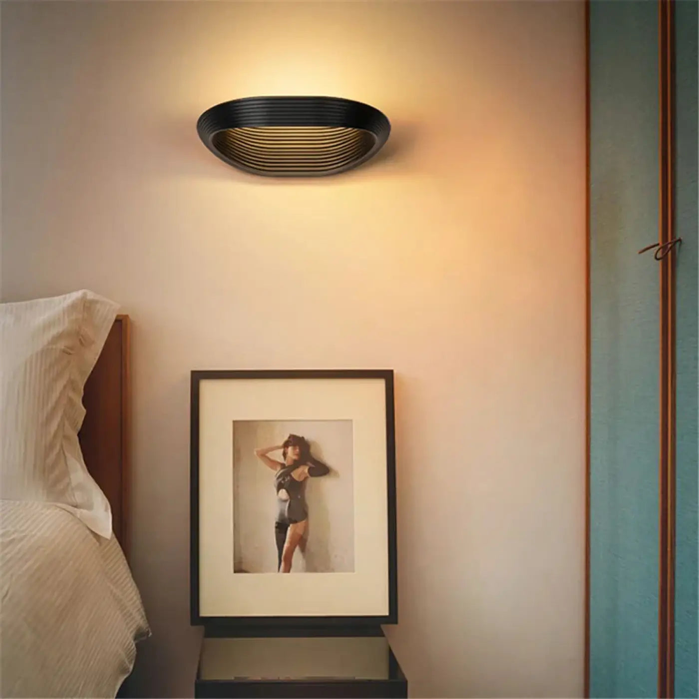 Applique murale scandinave en métal noir ou blanc — vue 1