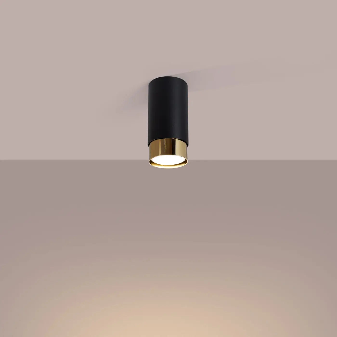 luminaire-plafonnier-cylindre-noir-dore-design-cylindrique-bague-840.webp