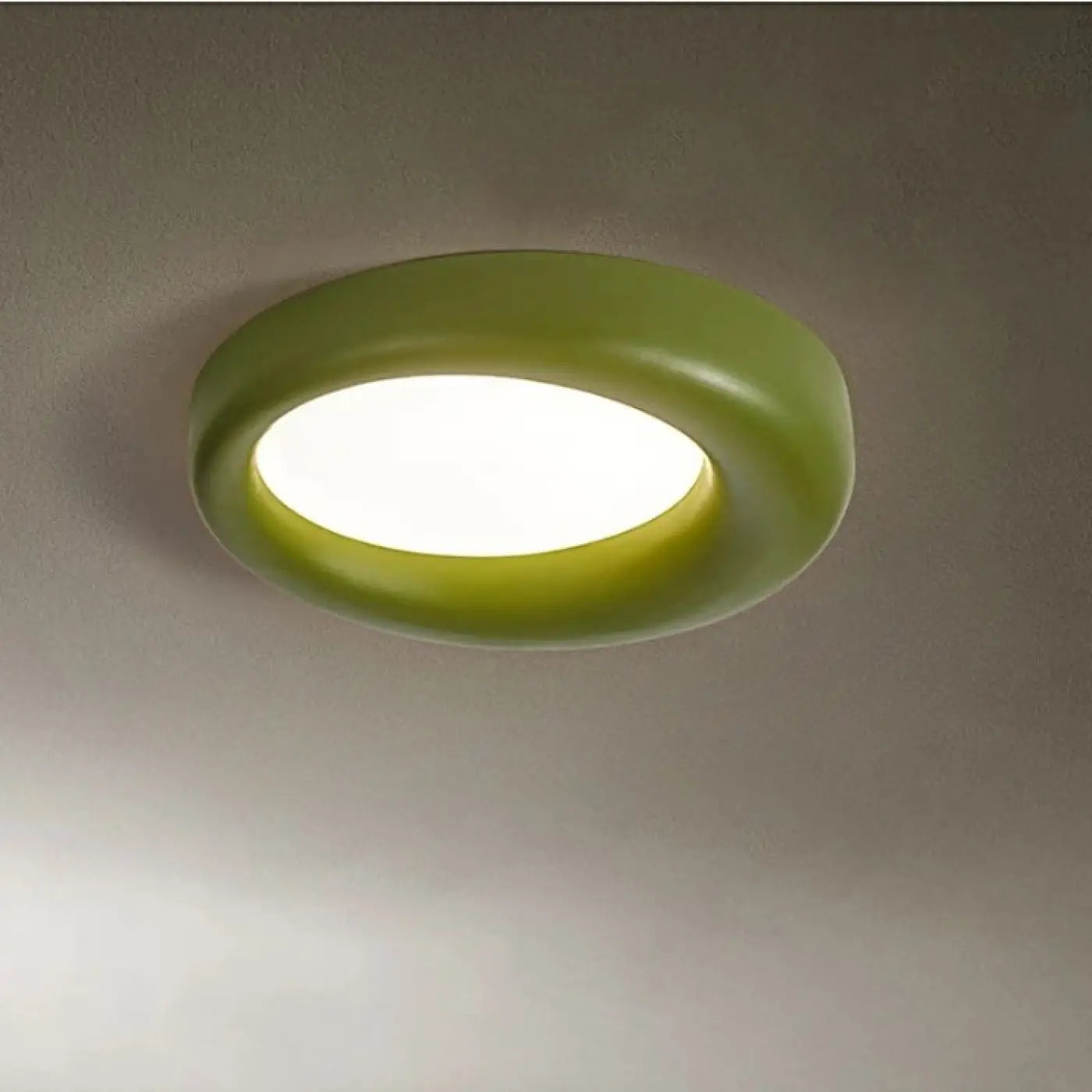 luminaire-plafonnier-moderne-aux-courbes-epurees-elegantes-circulaire-323.webp