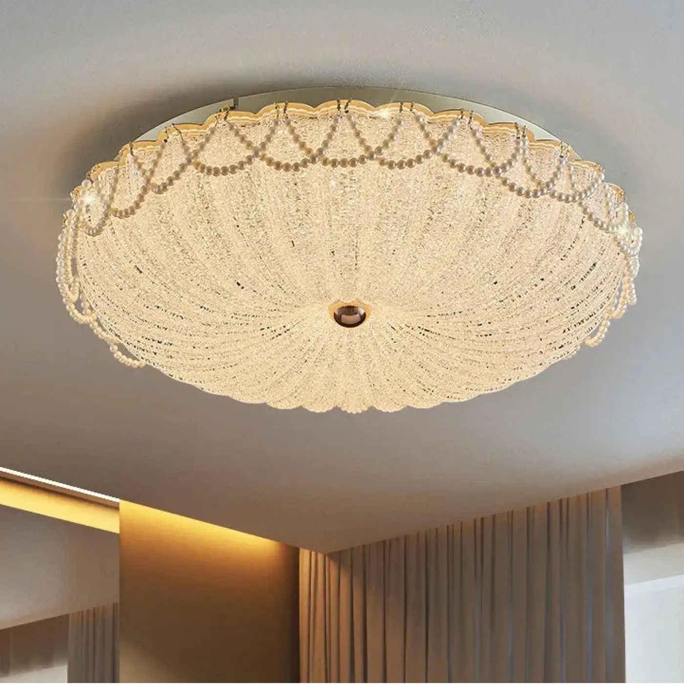 plafonnier-cristal-dore-style-royal-perles-elegantes-luminaire-313.webp