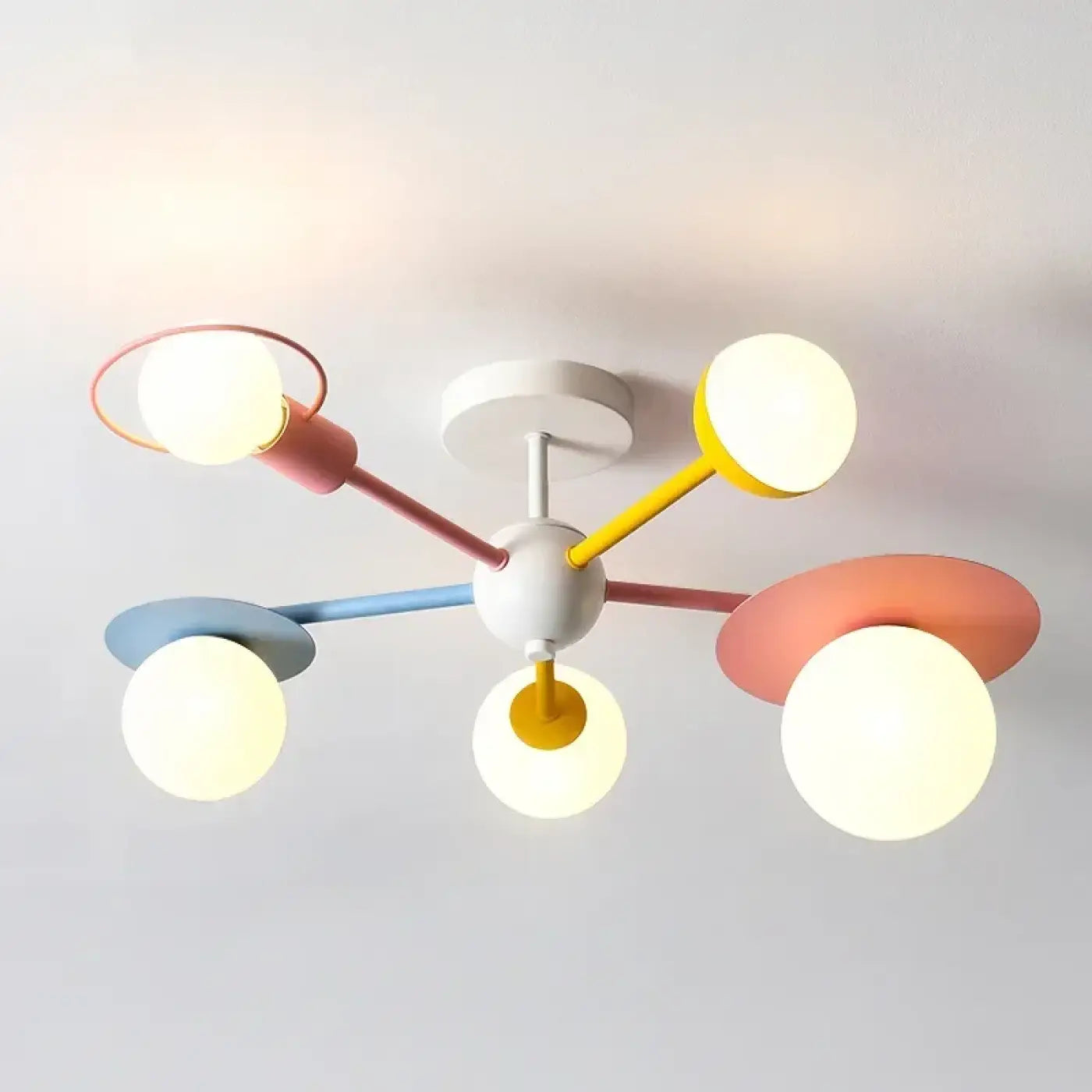 plafonnier-design-boules-lumineuses-chambre-enfant-moderne-colore-921.webp